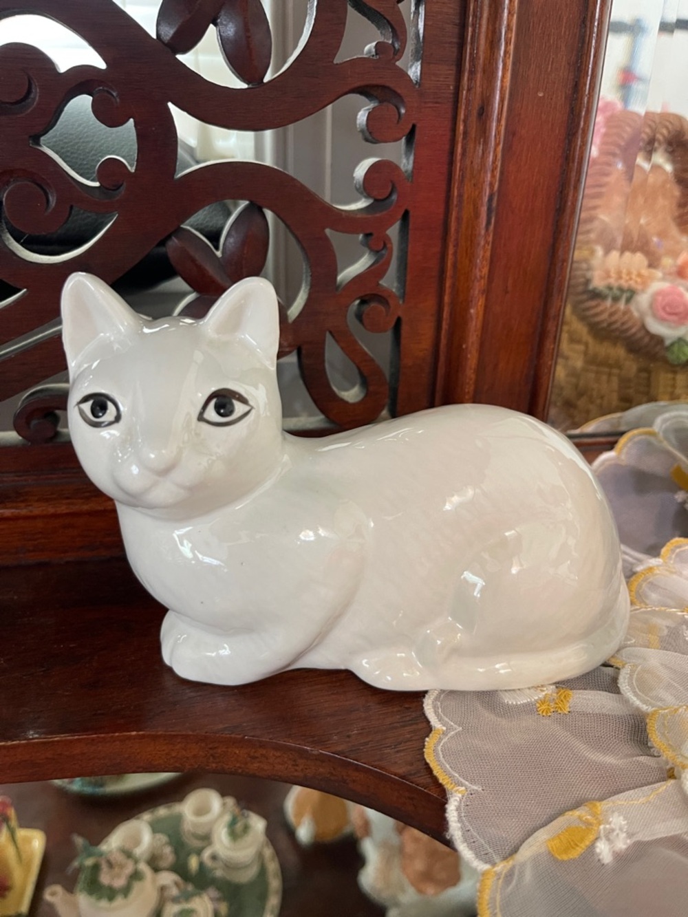 Cat Porcelain Farrah International Figurine. White cat VINTAGE 5.5 in long